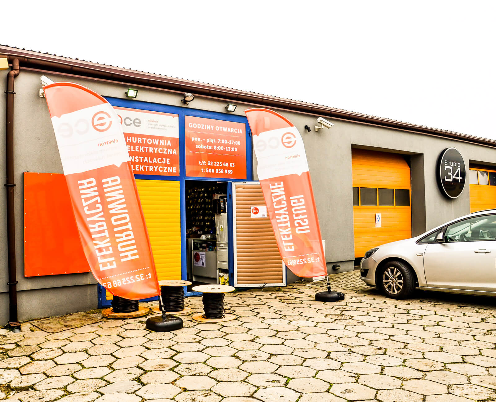 Przed hurtownią elektryczną ECE Marek Nawrocki w Imielinie