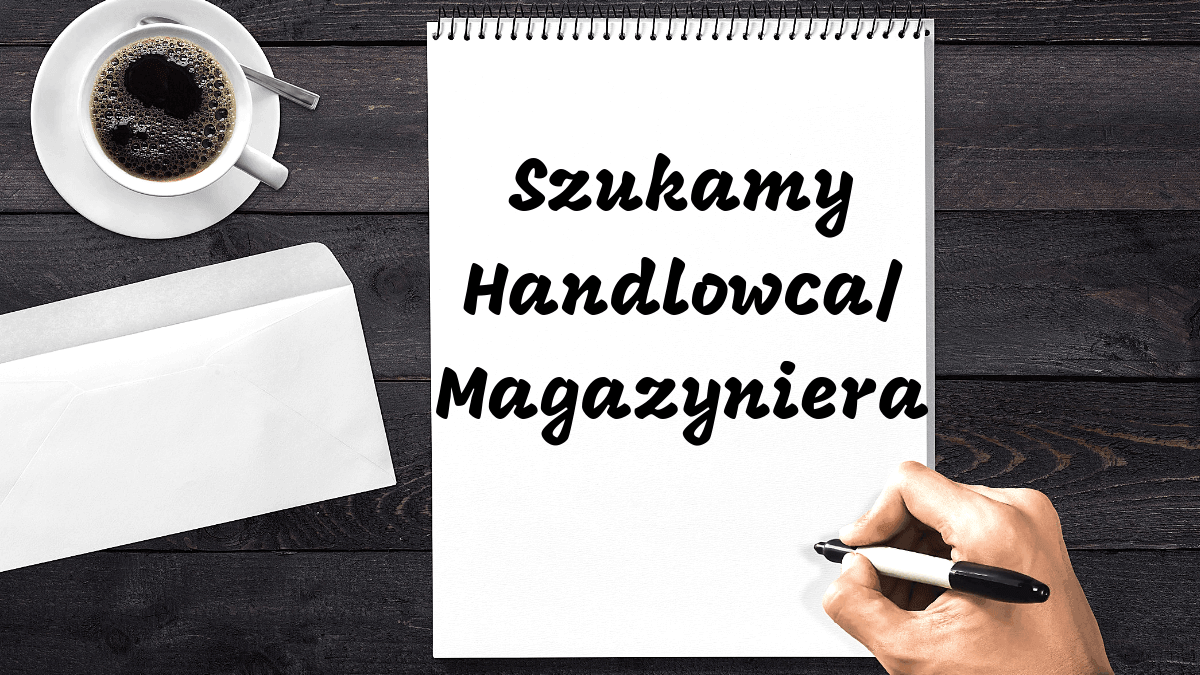 Stół z kartką papieru i kawą, na kartce napis: szukamy handlowca, magazyniera